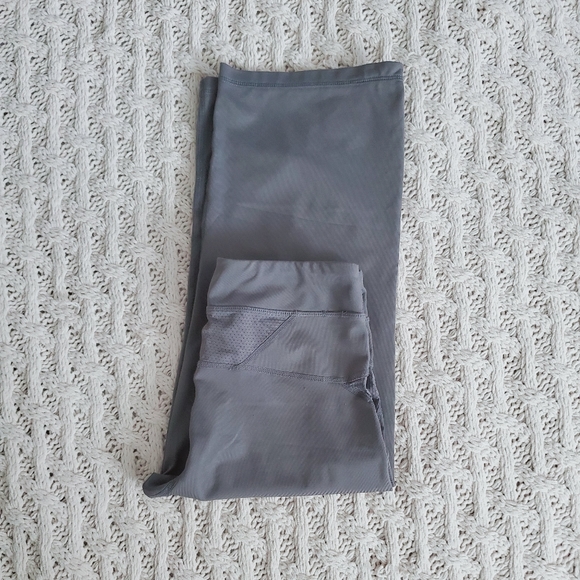 Champion Mid Rise Yoga Capri- Size M - Picture 3 of 8